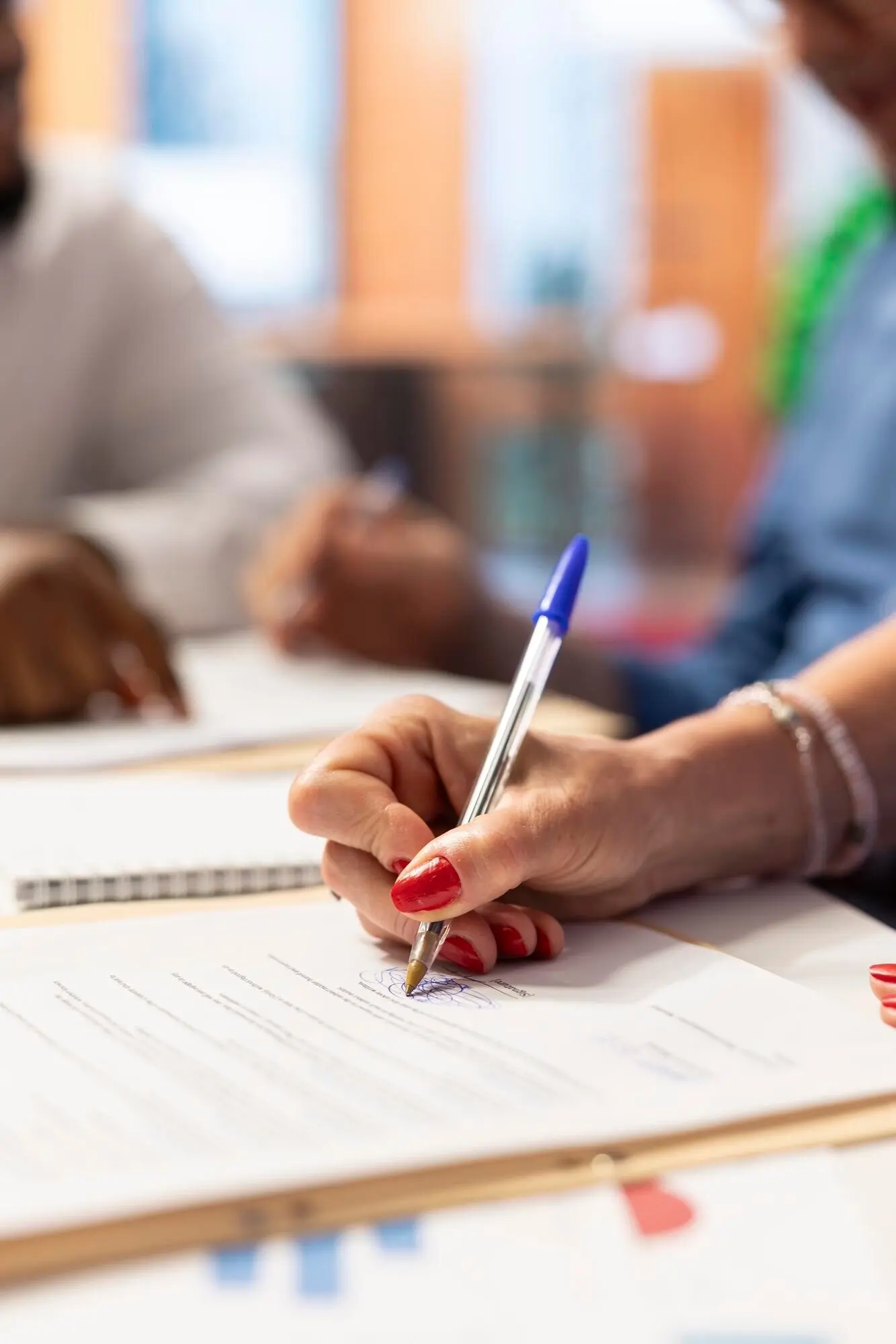 Olgun müşteri, broker ile emeklilik planı sözleşmesini imzalıyor.