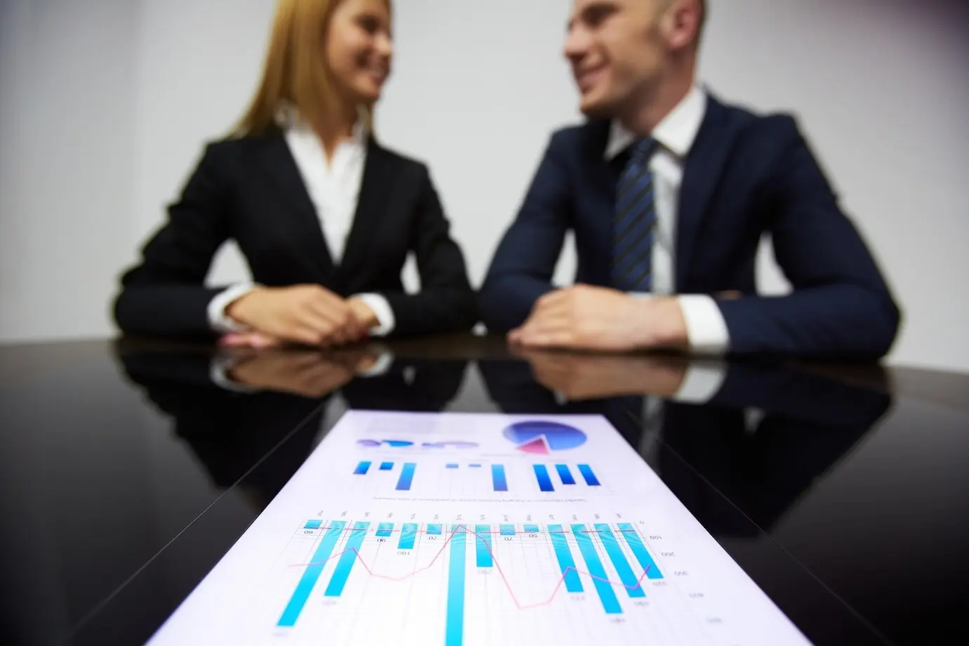 Masadaki finansal bir belgenin yakın planı.